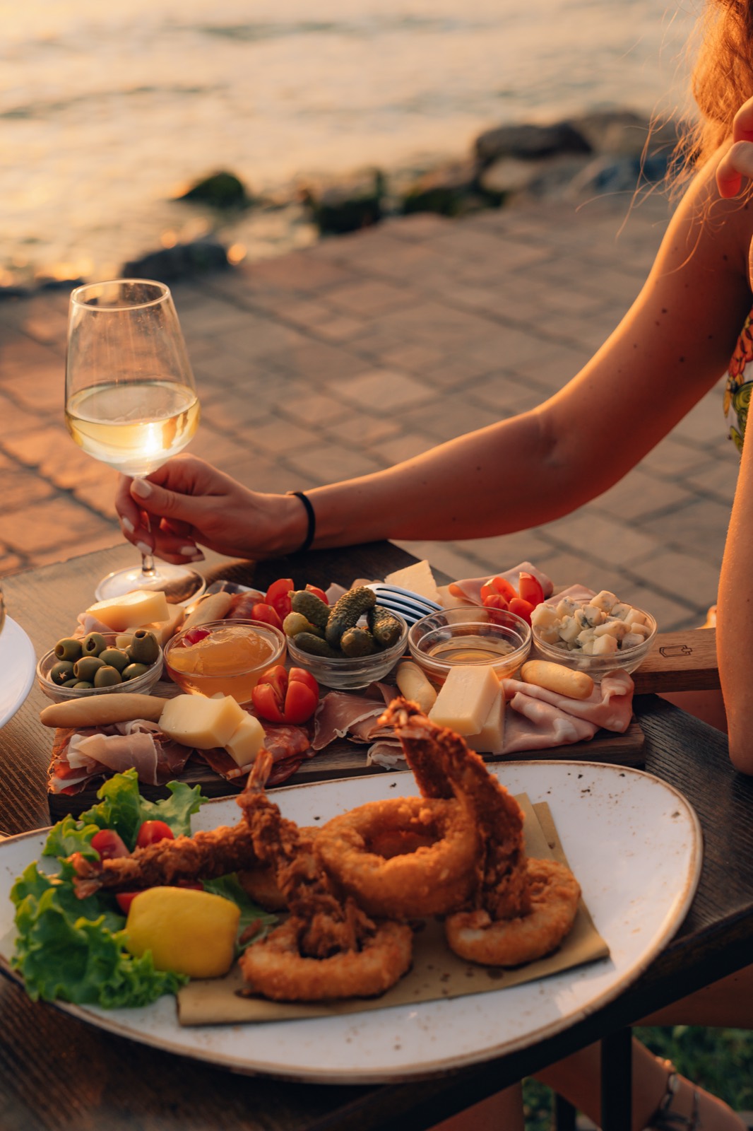 Tagliere e fritto di lago al tramonto