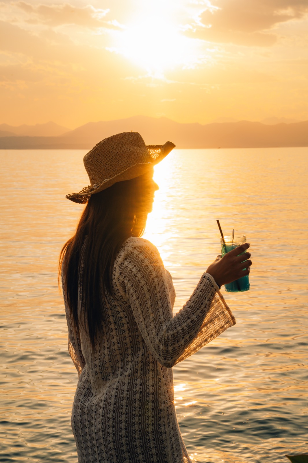 Cocktail al tramonto in riva al lago